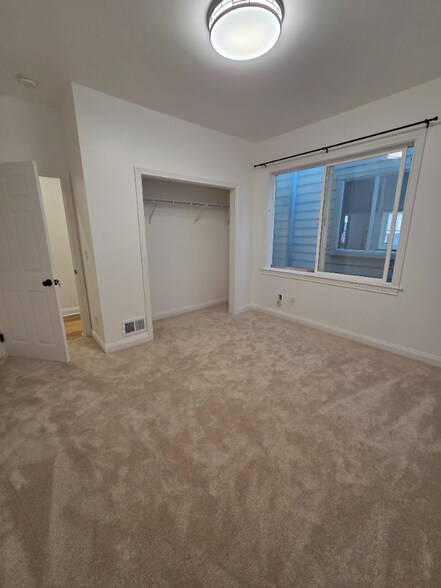 Building Photo - 163 Rae Ave