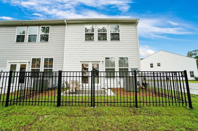 Building Photo - 609 Trotters Ln