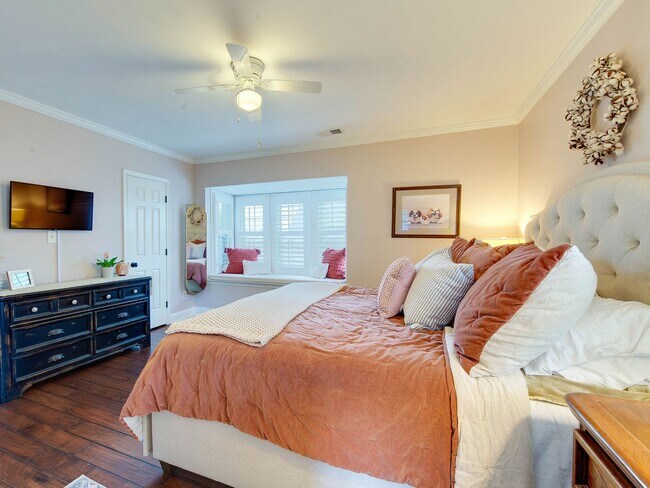 Building Photo - A picture perfect cottage home ready for you with community pool!