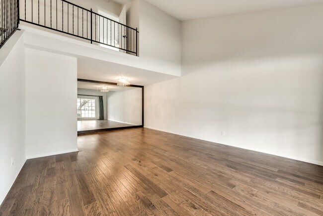 Building Photo - Overton Park Duplex!