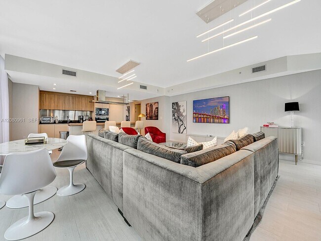 Building Photo - 1000 Brickell Plaza