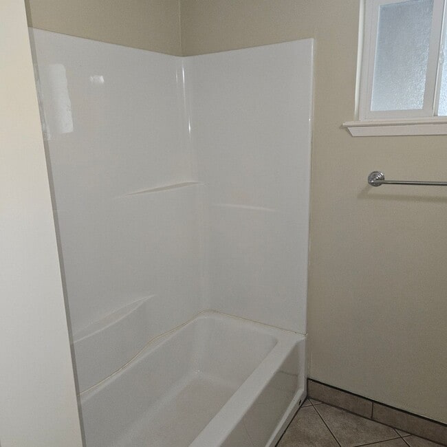 Building Photo - **MOVE IN SPECIAL** 1/2 OFF 1ST MONTH