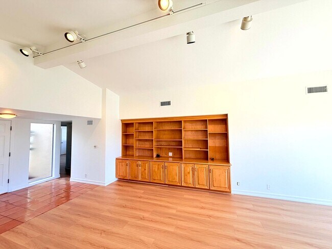 Building Photo - Fantastic Single Story 3 bed - 3 bath with backyard in Malibu - Topanga Beach Area
