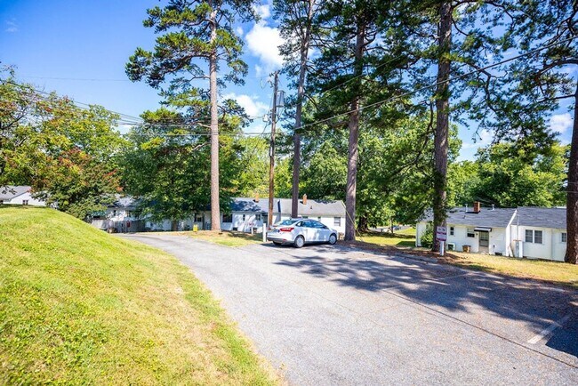 Building Photo - Charming 2BR Condo in Greensboro