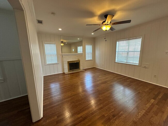 Building Photo - Bluebonnet Circle Charmer