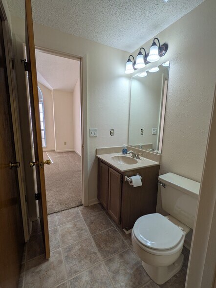Half bathroom ( shower & tub in between half baths) - 1501 Green Acres Blvd