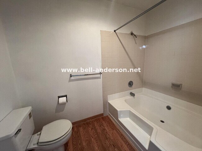 Building Photo - 2 Bedroom, 2 bath condo