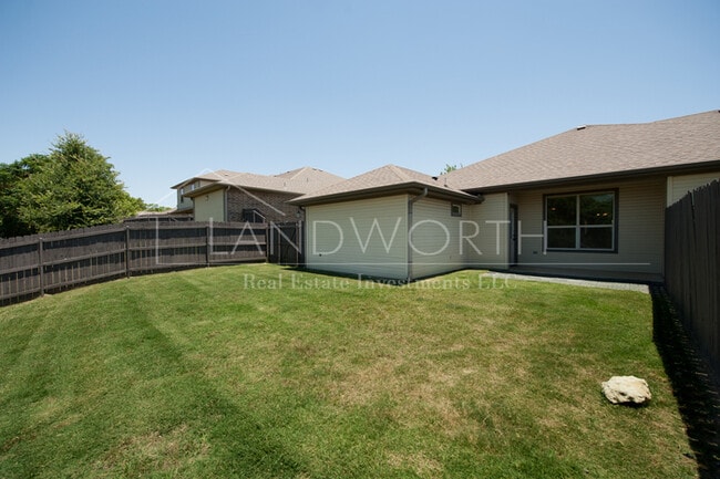 Building Photo - 3 bed 2 bath Beautiful Property