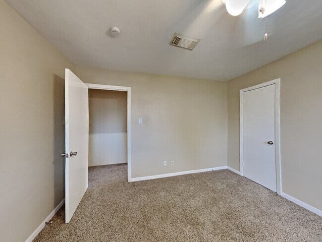 Building Photo - 758 E Princeton Ln