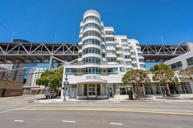 Building Photo - Light Filled 2 Bed, 2 Bath South Beach Por...