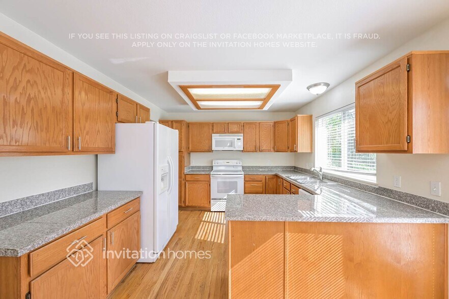 Building Photo - 1572 Beacon Hill Dr