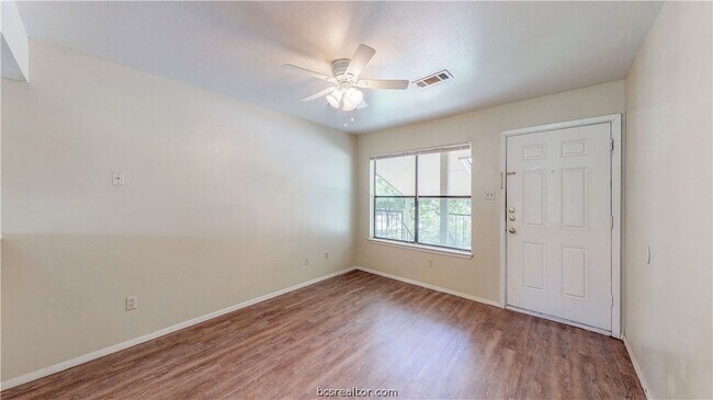 Building Photo - 303 Manuel Dr