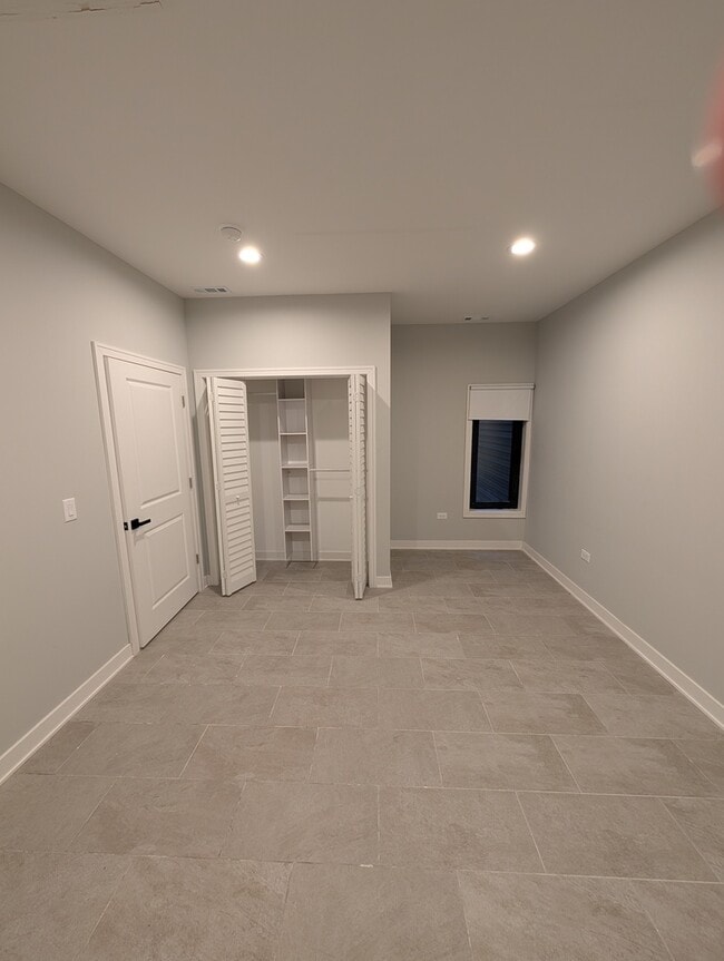 Building Photo - 5418 W Belmont Ave