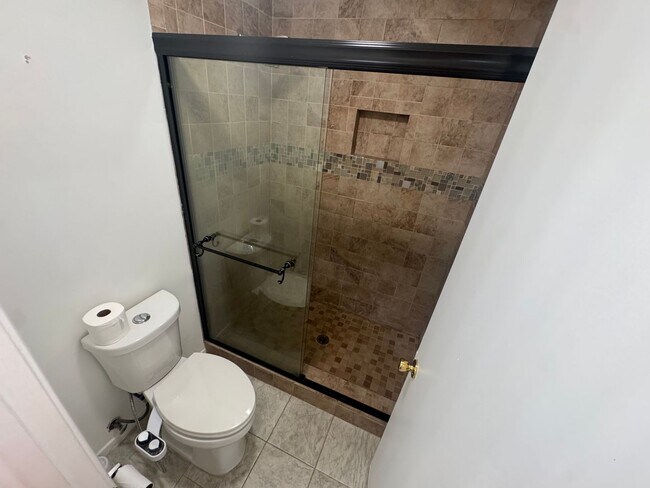 Building Photo - Spacious 3 bedroom condo