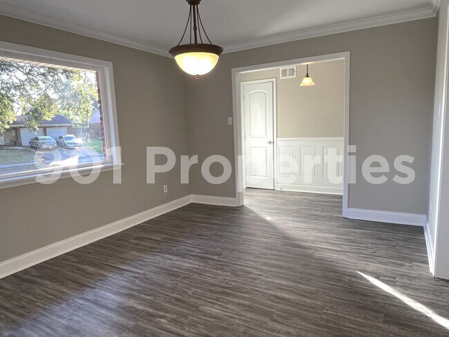 Building Photo - 8539 Chesterfield Dr