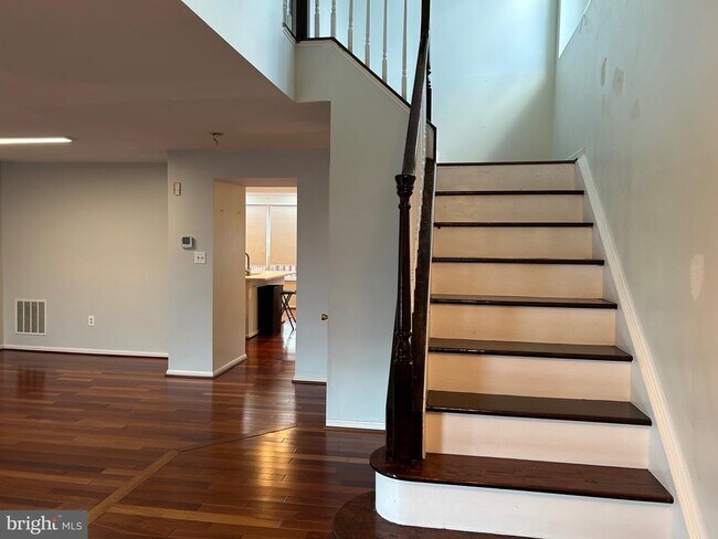Building Photo - 46706 Bullfinch Square