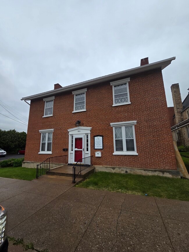 Building Photo - 806 13th St