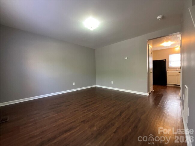 Building Photo - 1520 N Main Ave