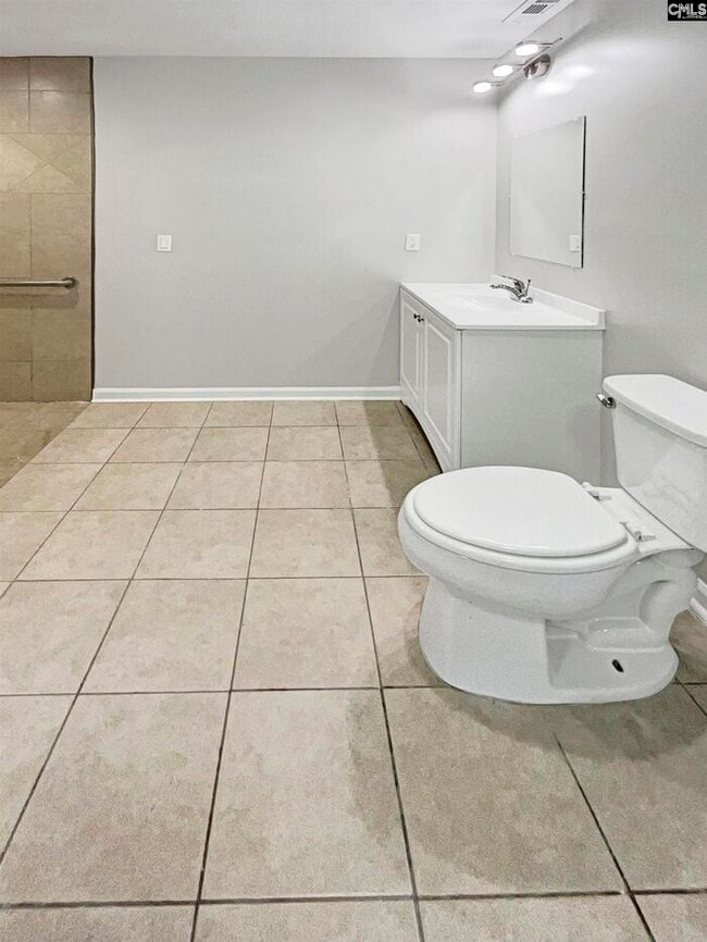 Building Photo - Furnished rental