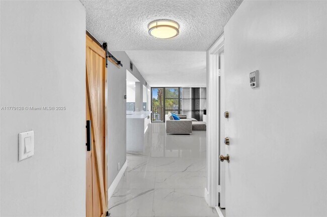 Building Photo - 1000 Parkview Dr