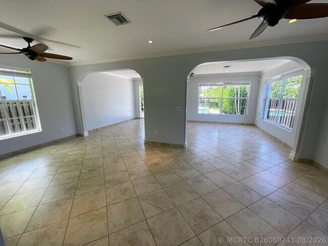 Building Photo - 929 NE 18th Ct