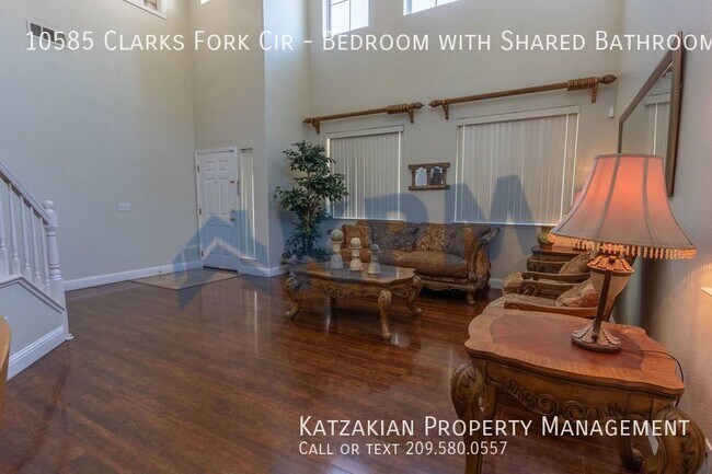 Building Photo - Bedroom with Shared Bathroom & Garage Space