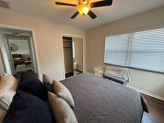 Building Photo - Charming Home, Fenced Backyard, Near Downtown