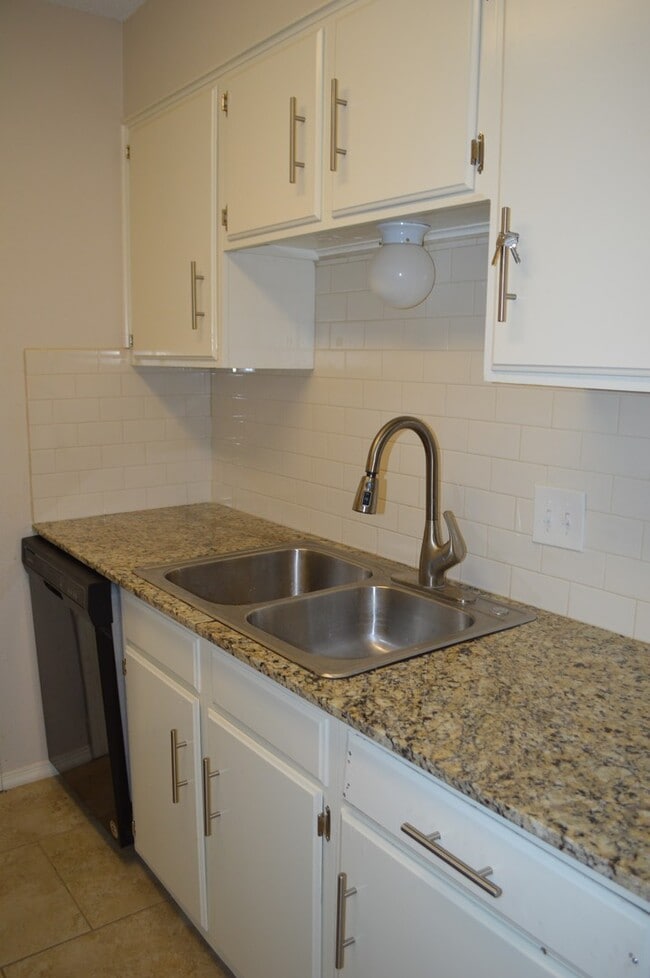 Building Photo - Beautiful remodeled 3 bed 2 bath home in L...