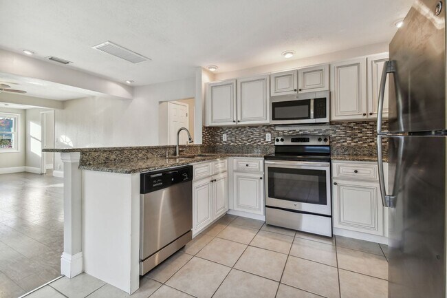 Building Photo - Charming 3 bed 2 bath North Kenwood home w...