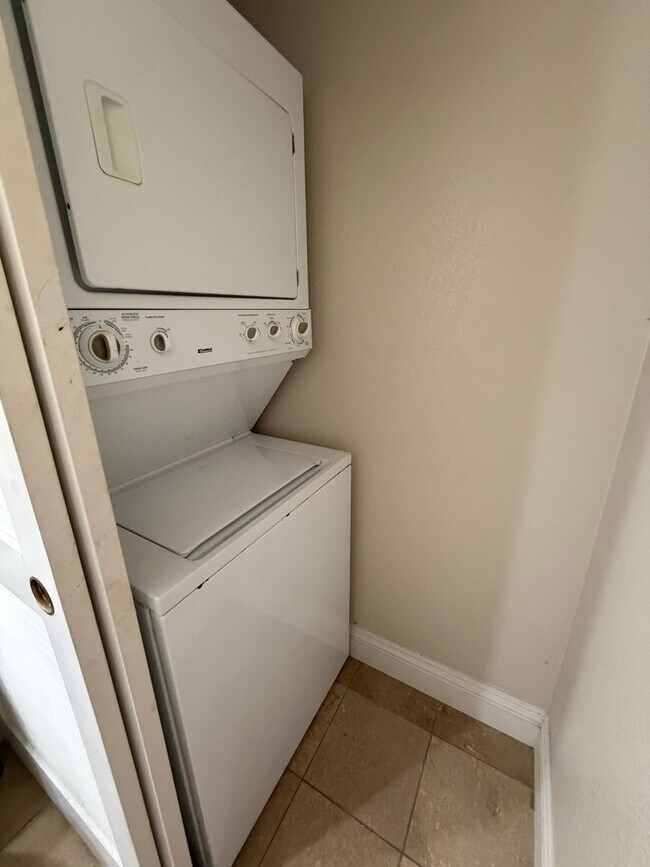Building Photo - Spacious 2 Bedroom, 2.5 Bath Two-Story Townhome UTC