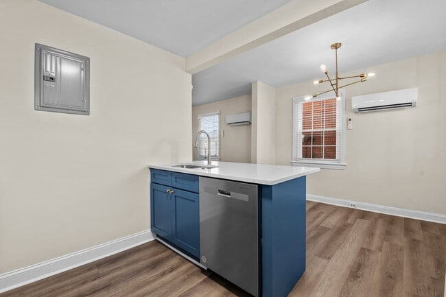Building Photo - Spacious 1 Bedroom Duplex in Trinity Park, blocks from Duke! - Renovated & Pet Friendly