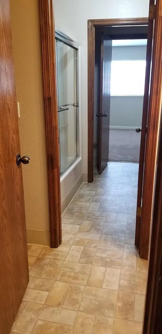 Building Photo - 3 Bed, 1.5 Bath Duplex