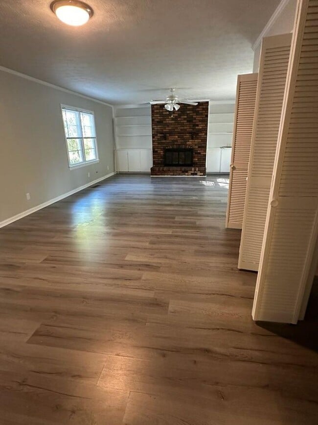 Building Photo - Very Nice 3 Bedroom In Paducah Available Immediately