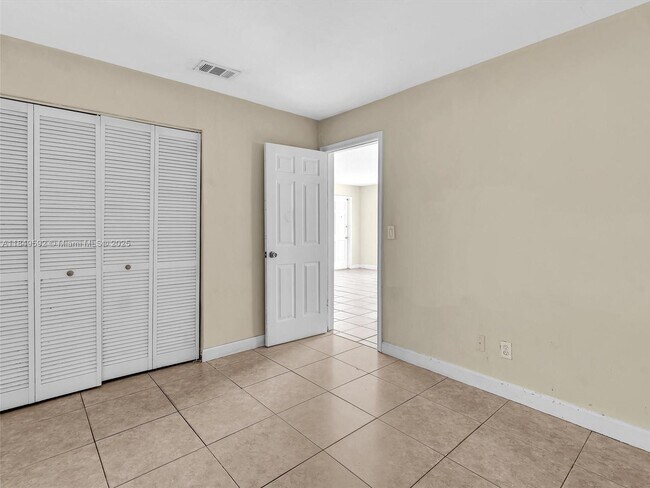 Building Photo - 5611 SW 37th St