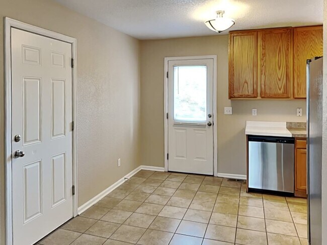 Building Photo - 957 W Briarwood Ave