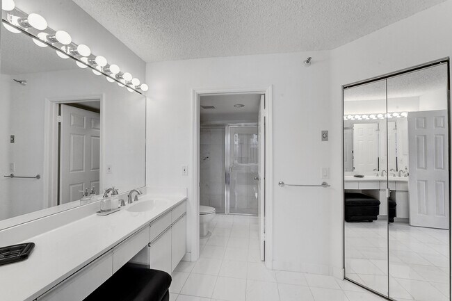 Building Photo - 3500 Mystic Pointe Dr