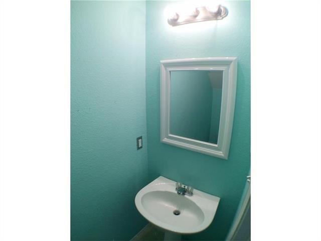 Building Photo - 2301 Kingsway Dr