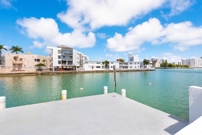 Building Photo - 6941 Bay Dr
