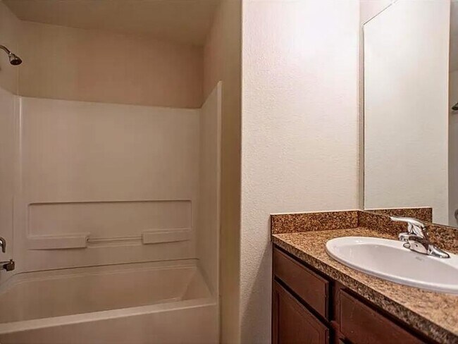 Building Photo - 976 Lake View Cir W