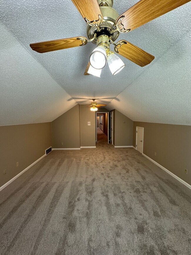 Building Photo - Elegant 4 BR w/POOL MAINTENANCE INCLUDED near Cherokee Valley Golf Club