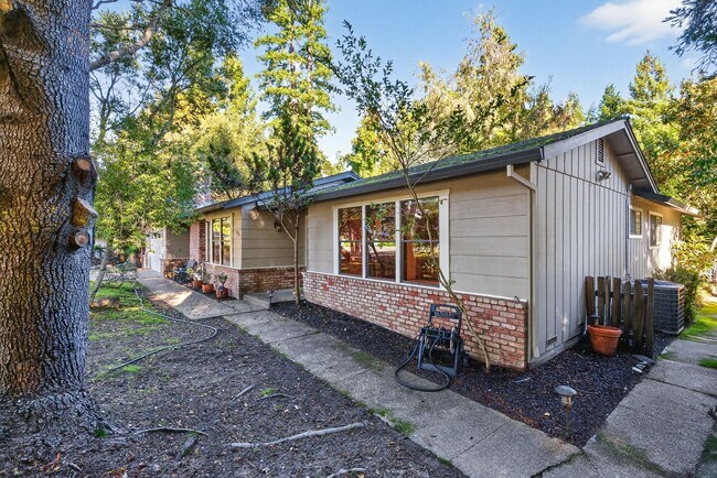 Building Photo - Charming 3-Bed / 2-Bath Retreat on Over an Acre in Sebastopol