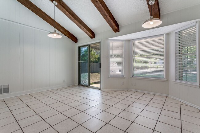 Building Photo - UPDATED 4-BEDROOM HOME IN SHEARER HILLS