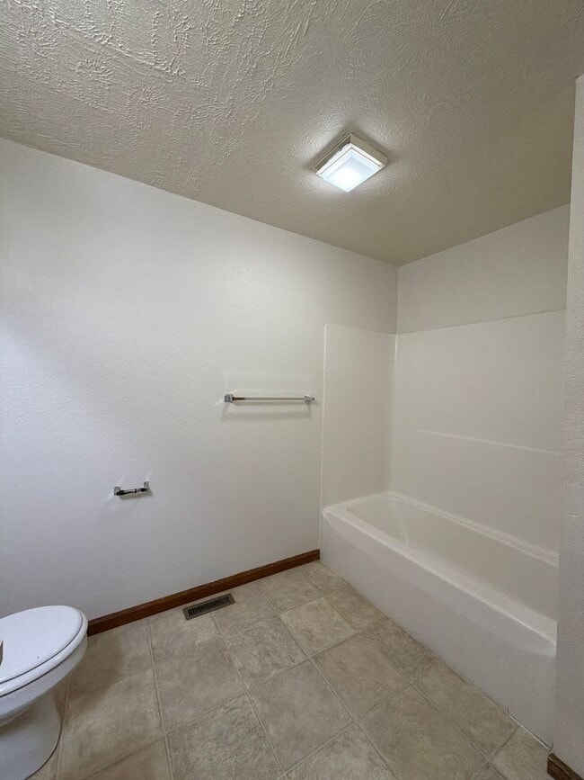 Building Photo - 211 Stonewall Ct