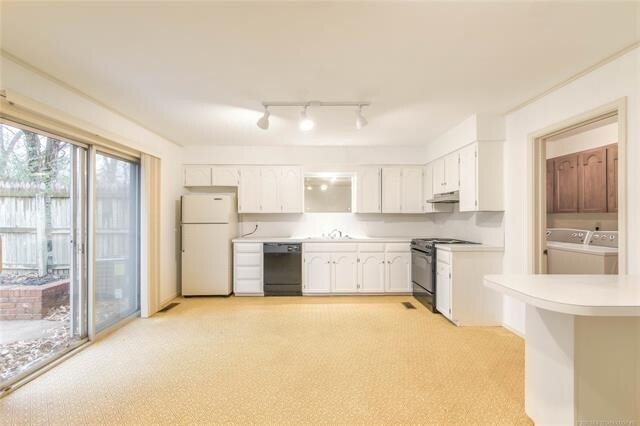 Building Photo - 2531 E Skelly Dr