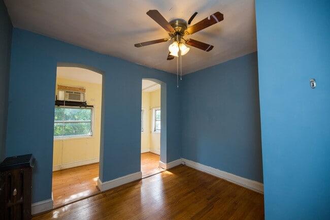Building Photo - 2026/2027 JHU Off-Campus Charles Village 3bd/1ba Rowhouse w/ W/D!! Available 6/9/26