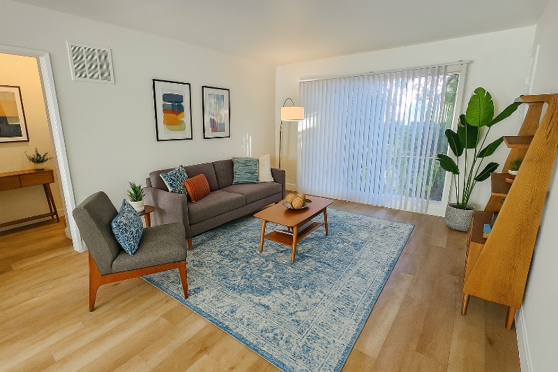 Primary Photo - 638 N W Knoll Dr