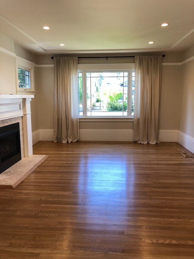 Building Photo - Remodeled House Walking Distance to Burlingame Ave