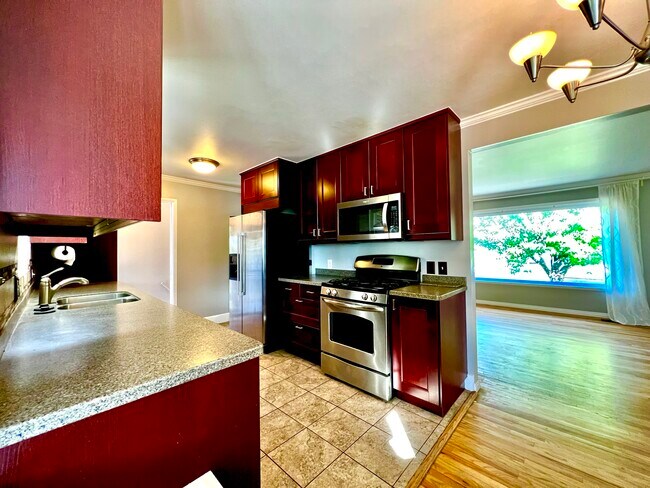 Open flow concept between kitchen, dining rm & living rm make it perfect for entertaining - 3096 S Marie Cir