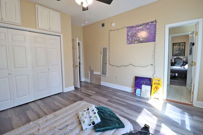 Building Photo - 4BR/2.5BA Urban Charm Meets Creative Energ...
