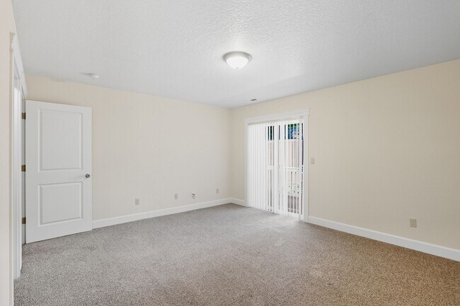 Building Photo - 17138-17146 NE Oregon St